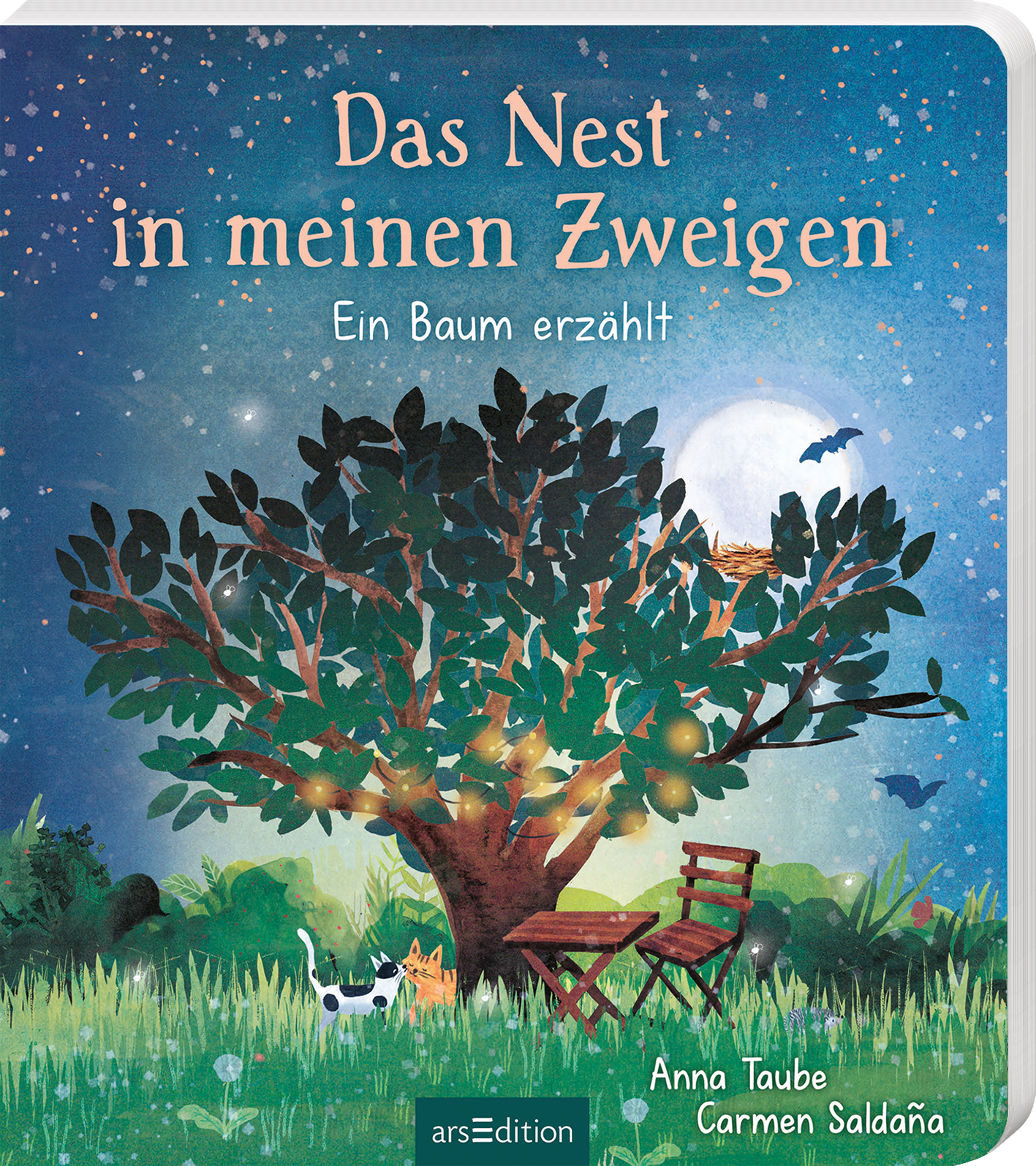 Das Nest in meinen Zweigen Carmen Saldaña Anna Taube arsEdition Verlagsempfehlung ab 2 Jahre Das Pappbilderbuch begleitet einen Tulpenbaum, der zur Gattung der Magnolien gehört, in zwölf Bildern durch das Jahr. Es beginnt im Schnee mit kahlen Zweigen und einem Schneemann. Eine Katze, ein Eichhörnchen und einige Vögel sind zu sehen. Zwei Fragen sprechen die kleinen Zuhörenden an. Im Frühling seht ein Dreirad unter dem Baum und Krokusse schauen aus der Erde. „Wer streckt seine Schnauze aus dem Laubhaufen?“ Bald darauf sehen wir, dass die Knospen sich öffnen und auf der nächsten Seite voll erblühen. Die Stieglitze haben Eier im Nest, die Frage bezieht sich auf die zwei Katzen. Nach den Blüten kommen die Blätter und mit ihnen die Vögel. In der Nacht gleiten die Fledermäuse über den Himmel. Im Sommer spendet der Baum Schatten für die jungen Kätzchen. Dann färben sich die Blätter und unter dem Baum liegt eine Picknickdecke. Wenn die Blätter braun werden, machen sich die Zugvögel auf den Weg. Nach den Herbststürmen kommt so langsam wieder der Winter. Der Baum ist müde nach dem langen Jahr und er freut sich über die Freunde, die ihn begleitet haben. Das Buch zeigt anschaulich und kindgerecht wie das Wetter und damit die Landschaft sich übers Jahr verändert. Es gibt so vielen zu entdecken und die kleinen Fragen weisen zusätzlich auf einiges hin. Ein wundervolles Sachbuch für die ganz Kleinen. Dagmar Mägdefrau