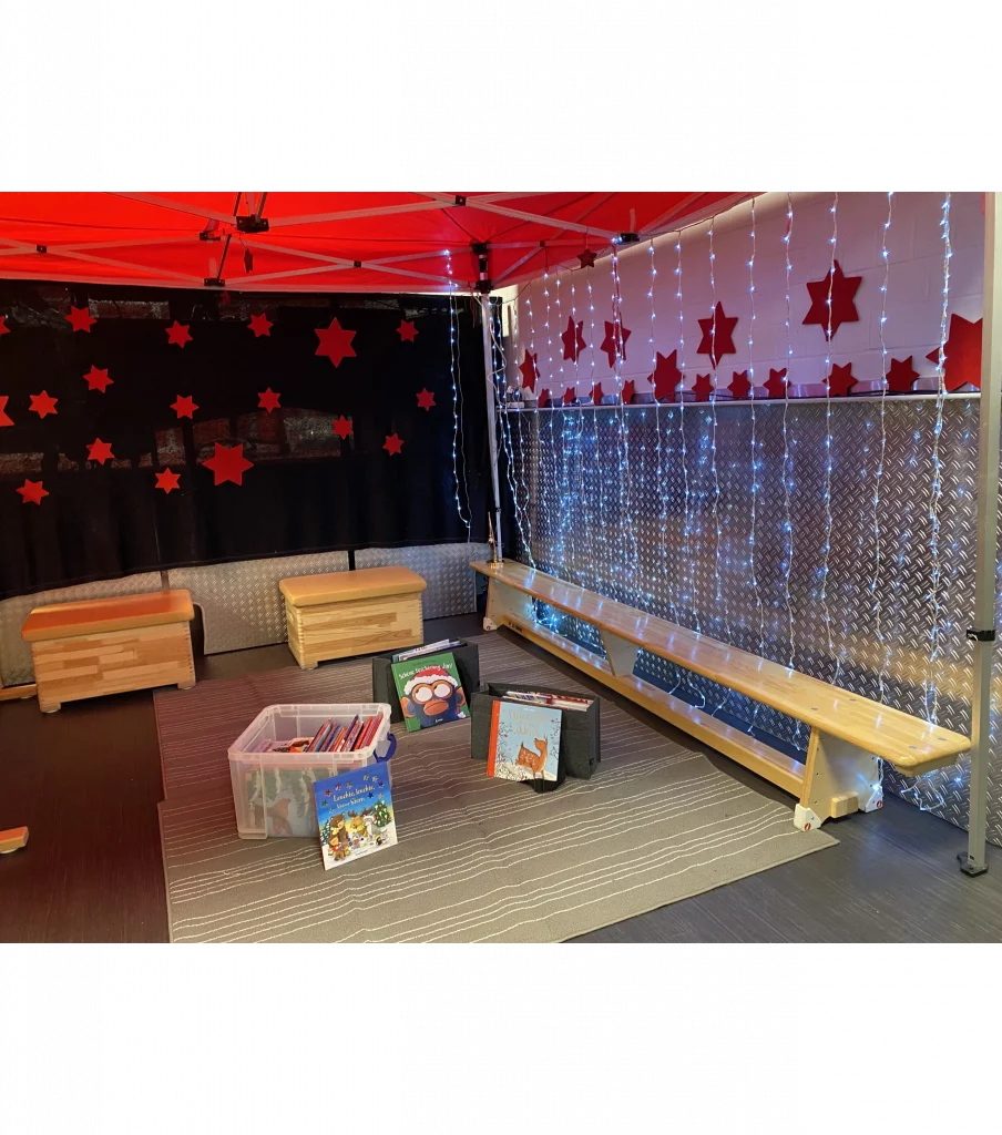 Wir lesen Weihnachtsbücher vor.