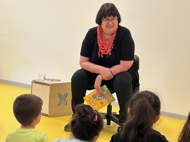Birgit Ebbert spricht mit den Kindern über ihr Buch.