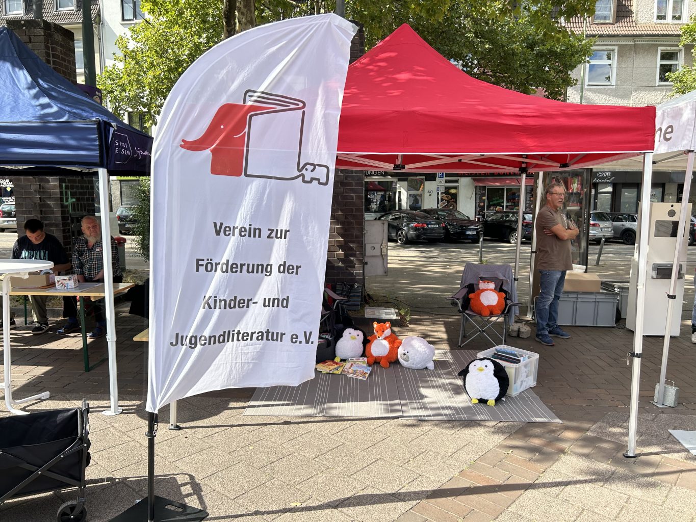 Fun in Frohnhausen rotes Zelt mit Plüschtieren