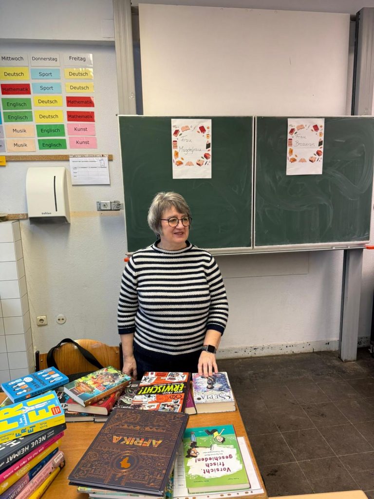 Dagmar Mägdefrau vor Büchertisch