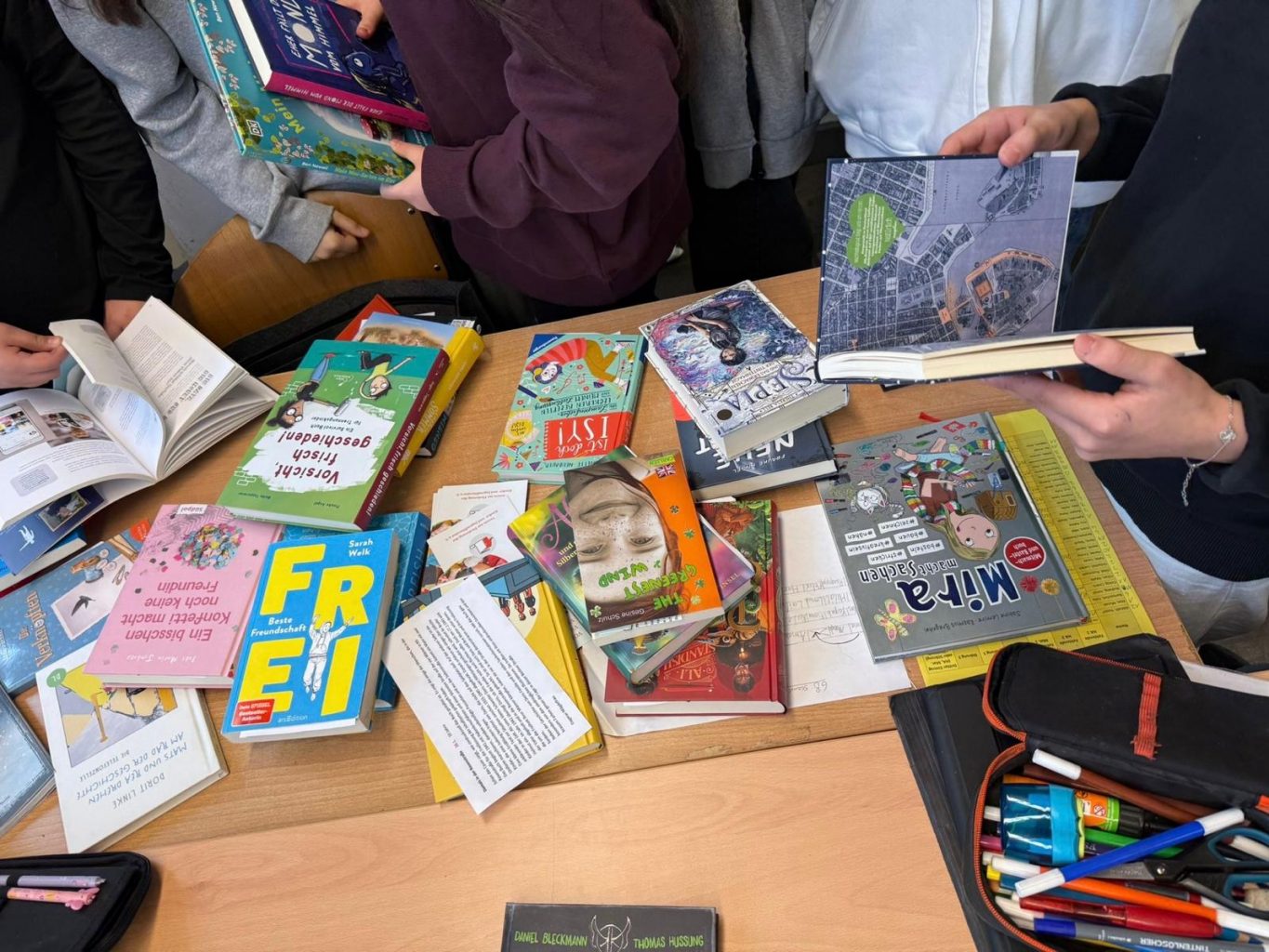 Jugendliche am Büchertisch