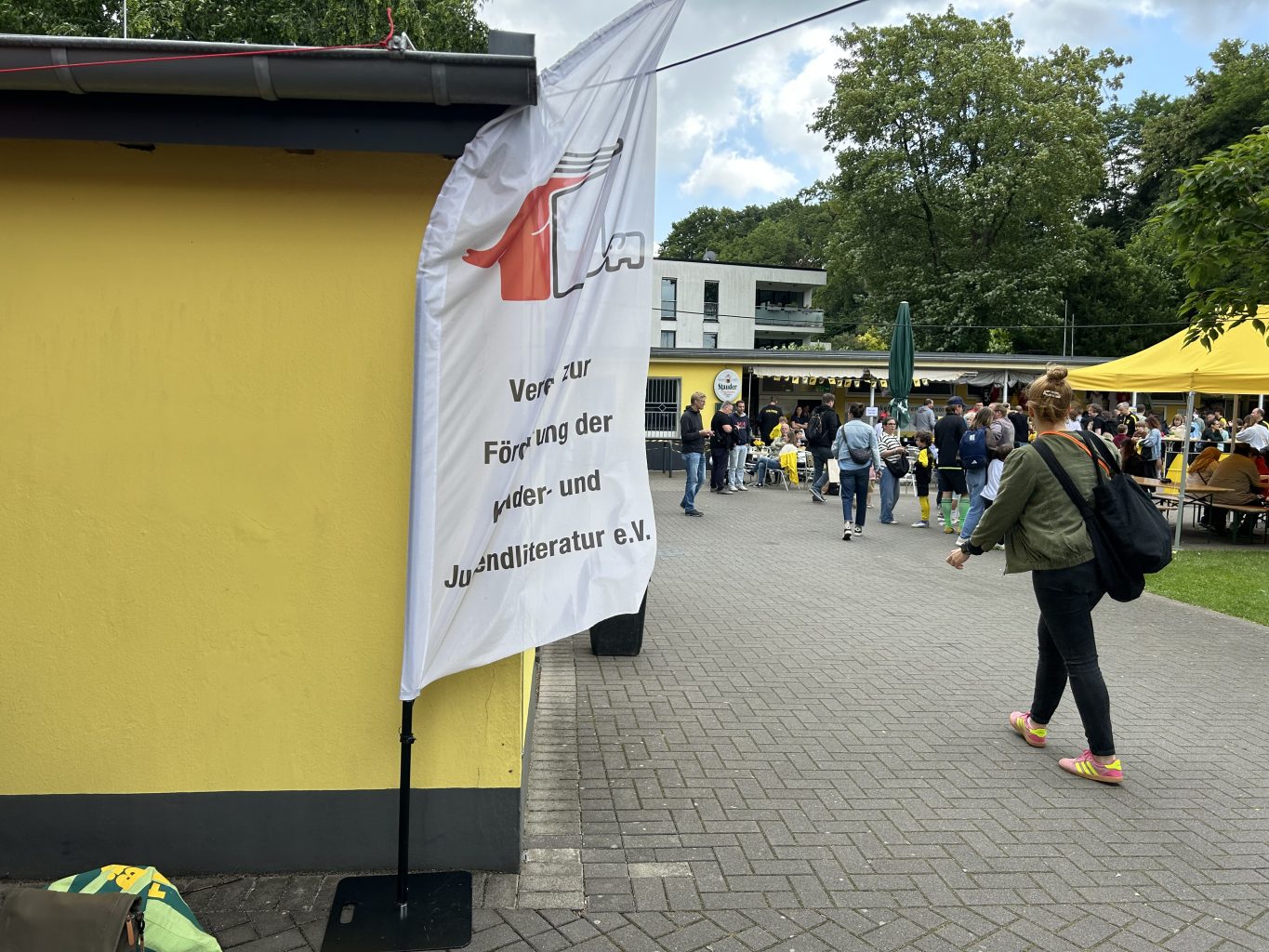 Sommerfest TuS Holsterhausen - Beach Flagg im Wind