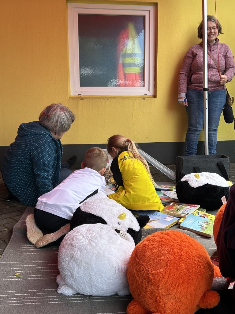 Dagmar liest Kindern vor